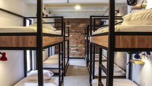 Blackout drapes, WiFi (free), bed sheets - Zamia Hostel (Bucaramanga)