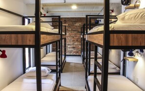 Blackout drapes, free WiFi, bed sheets - Zamia Hostel (Bucaramanga)