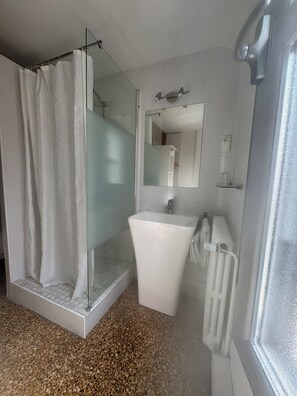 Shower, towels - Hôtel des Etuves (Montpellier)