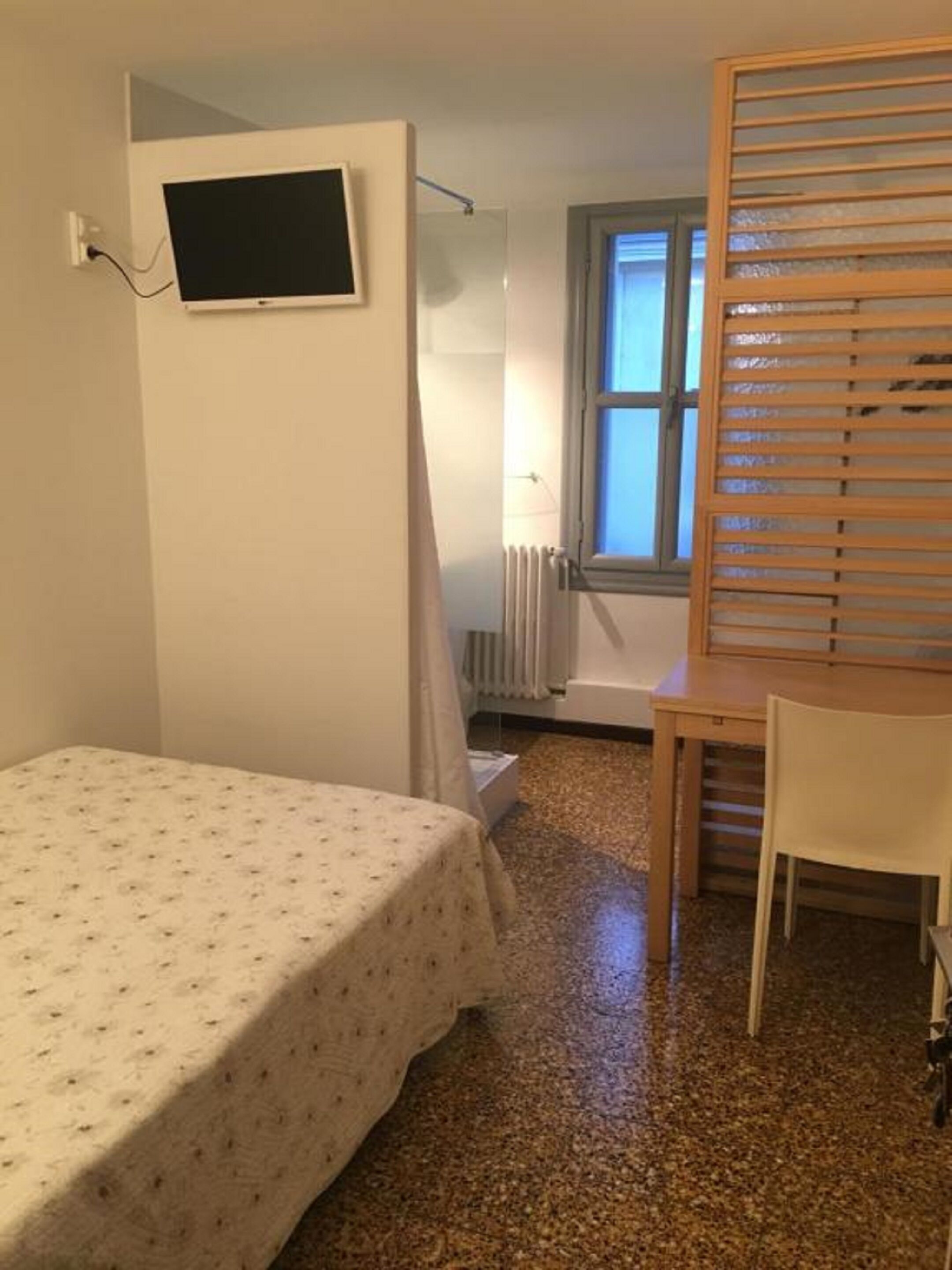 single room | soundproofing, free wifi, bed sheets