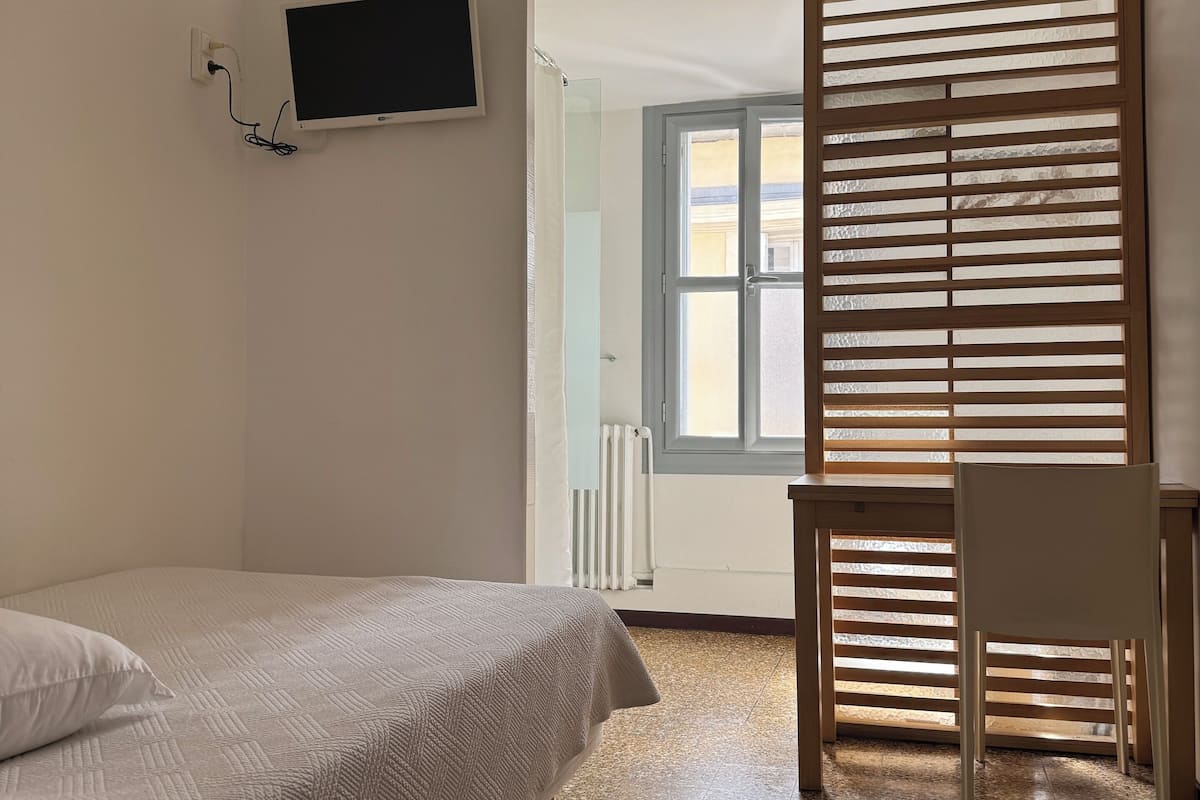 Single Room | Soundproofing, free WiFi, bed sheets