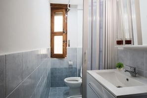 Chambre double (Amalfi) | Salle de bain | Séchoir à cheveux, bidet, serviettes fournies, savon