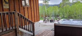 Magnificent Views, 3,000 sqft home, 7 miles to West Yellowstone, Hot tub!