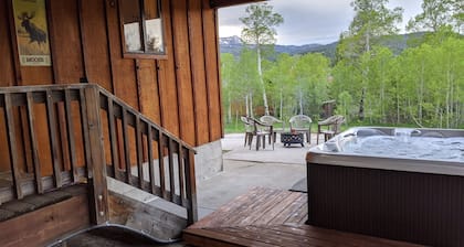 Vues magnifiques, 3 000 pieds carrés à la maison, à 7 miles de West Yellowstone, nouveau bain à remous!