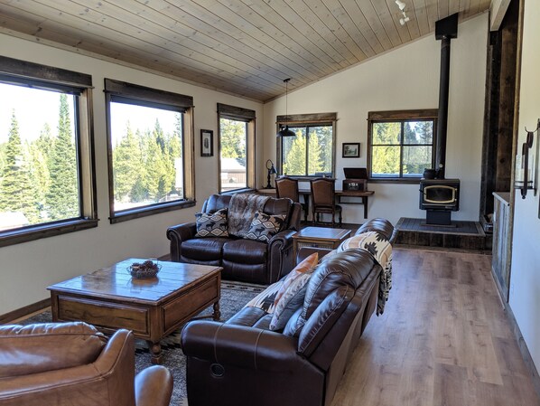 Älytelevisio, takka, pöytäjalkapallopöytä, kirjoja