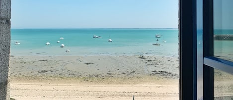 På stranden