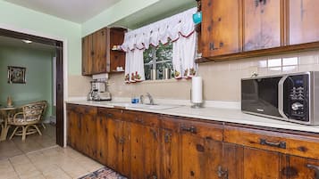 Cabin, 3 Bedrooms | Private kitchen | Fridge, oven, toaster
