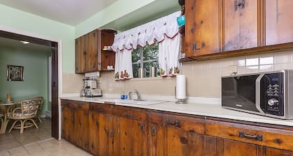 Charming Waterfront 3 Bedroom Cabin by RedAwning