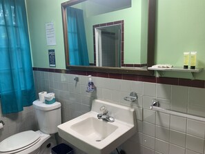 Bathroom - Charming Waterfront 3 Bedroom Cabin by RedAwning (Norfolk)