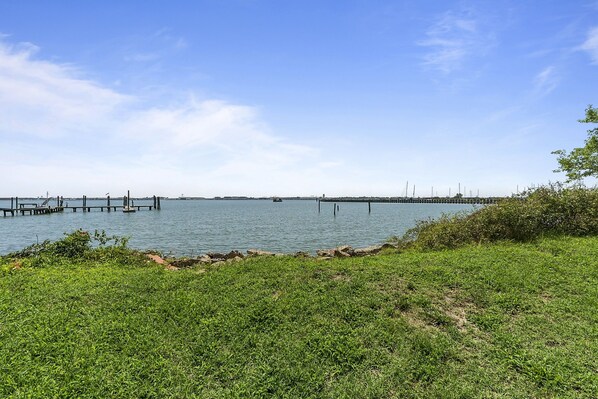 Beach - Charming Waterfront 3 Bedroom Cabin by RedAwning (Norfolk)