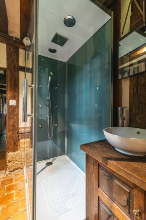 Combined shower/tub, eco-friendly toiletries, hair dryer, towels