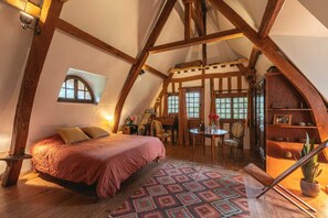 1 室のベッドルーム、デスク、アイロン / アイロン台、旅行用ベビーベッド