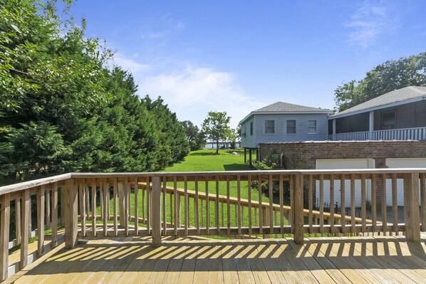 A wooden deck with a view of a house and a lawn. - Harbor Delight On The Bay - Private Sandy Beach! 4 Bedroom Home by RedAwning (Norfolk)