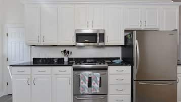 House, 4 Bedrooms | Private kitchen | Fridge, oven, coffee/tea maker, toaster