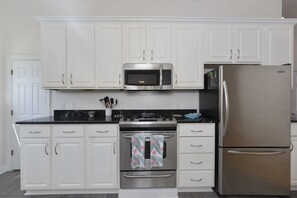 House, 4 Bedrooms | Private kitchen