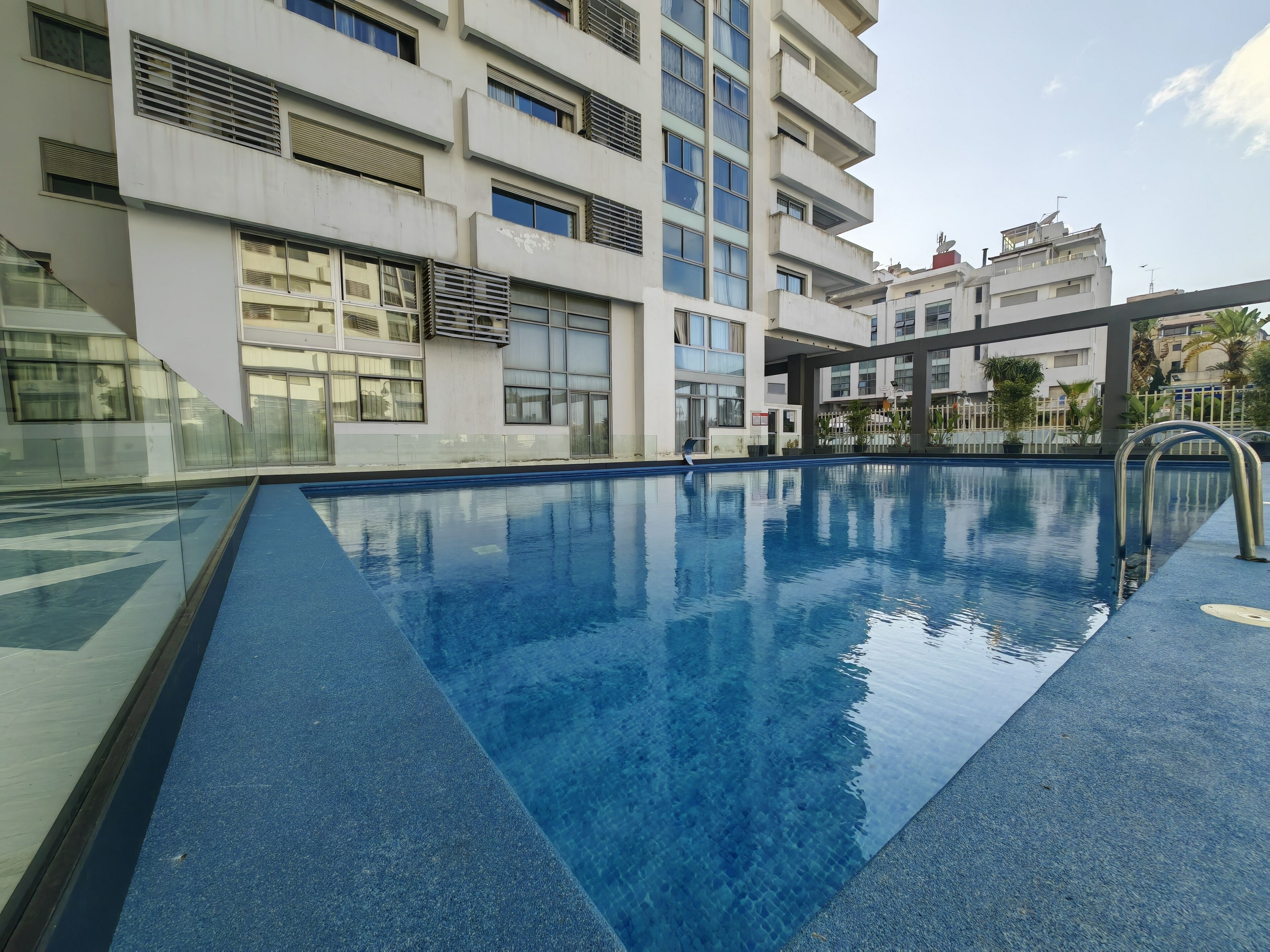 Alberca techada y alberca al aire libre