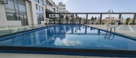 Una piscina al aire libre de temporada