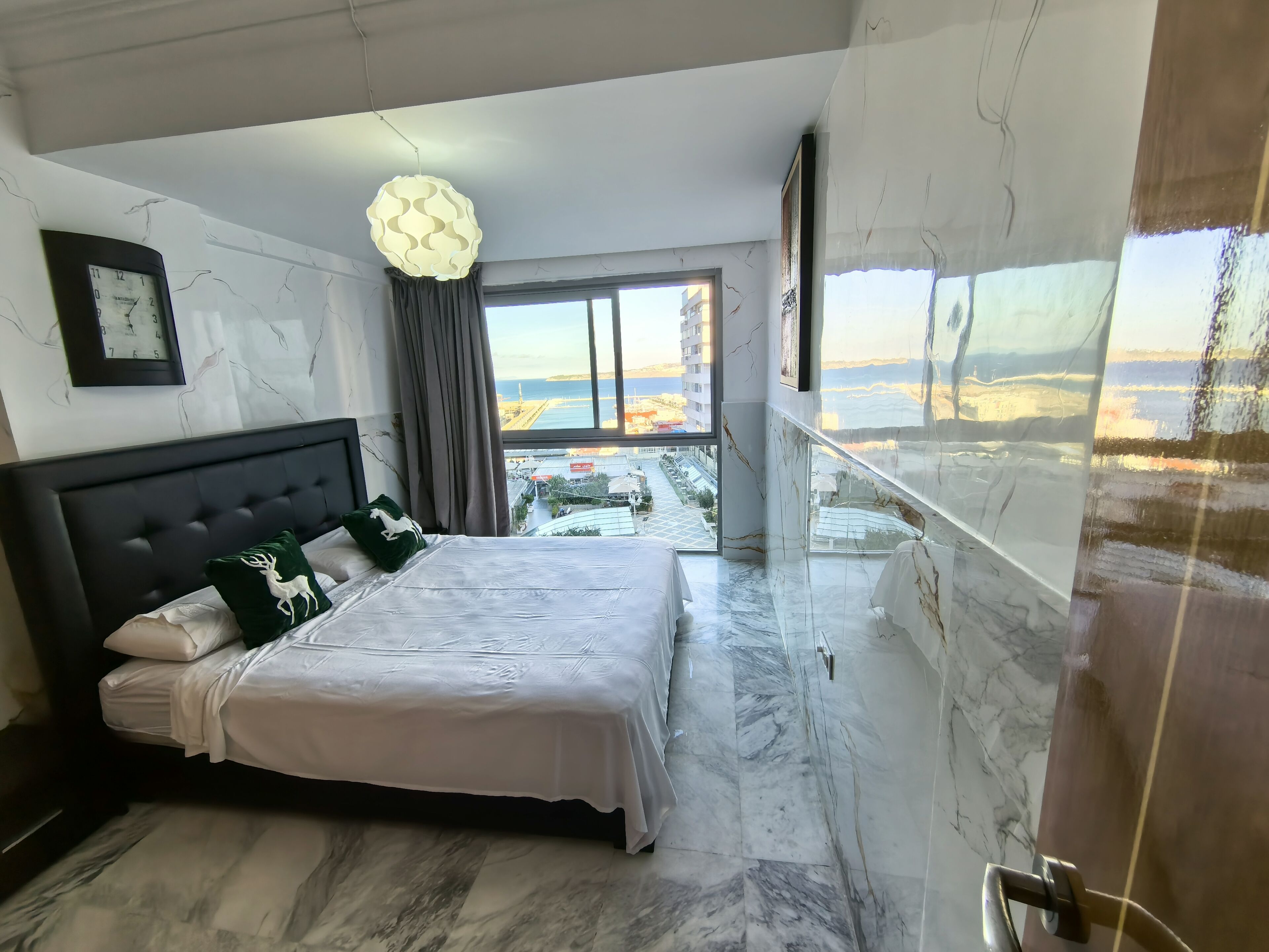 시그니처 아파트, 침실 1개, 바다 전망 | 각각 다른 스타일의 인테리어, 노트북 작업 공간, 방음 설비,  다리미/다리미판