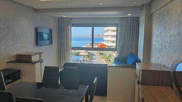 Luksusrom, 1 kingsize-seng, sjøutsikt | Oppholdsområde | En 55-tommers smart-TV med Parabol-TV samt TV og premierefilmer