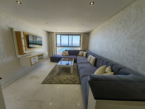 特级客房 | 客厅 | 55-英寸智能电视(配备卫星频道)、电视、首映电影