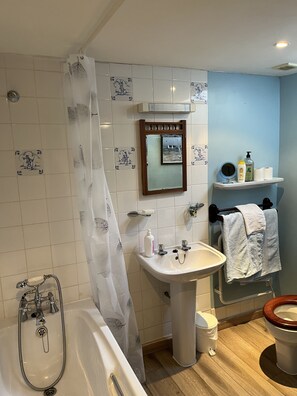 Combined shower/tub, towels, soap, shampoo