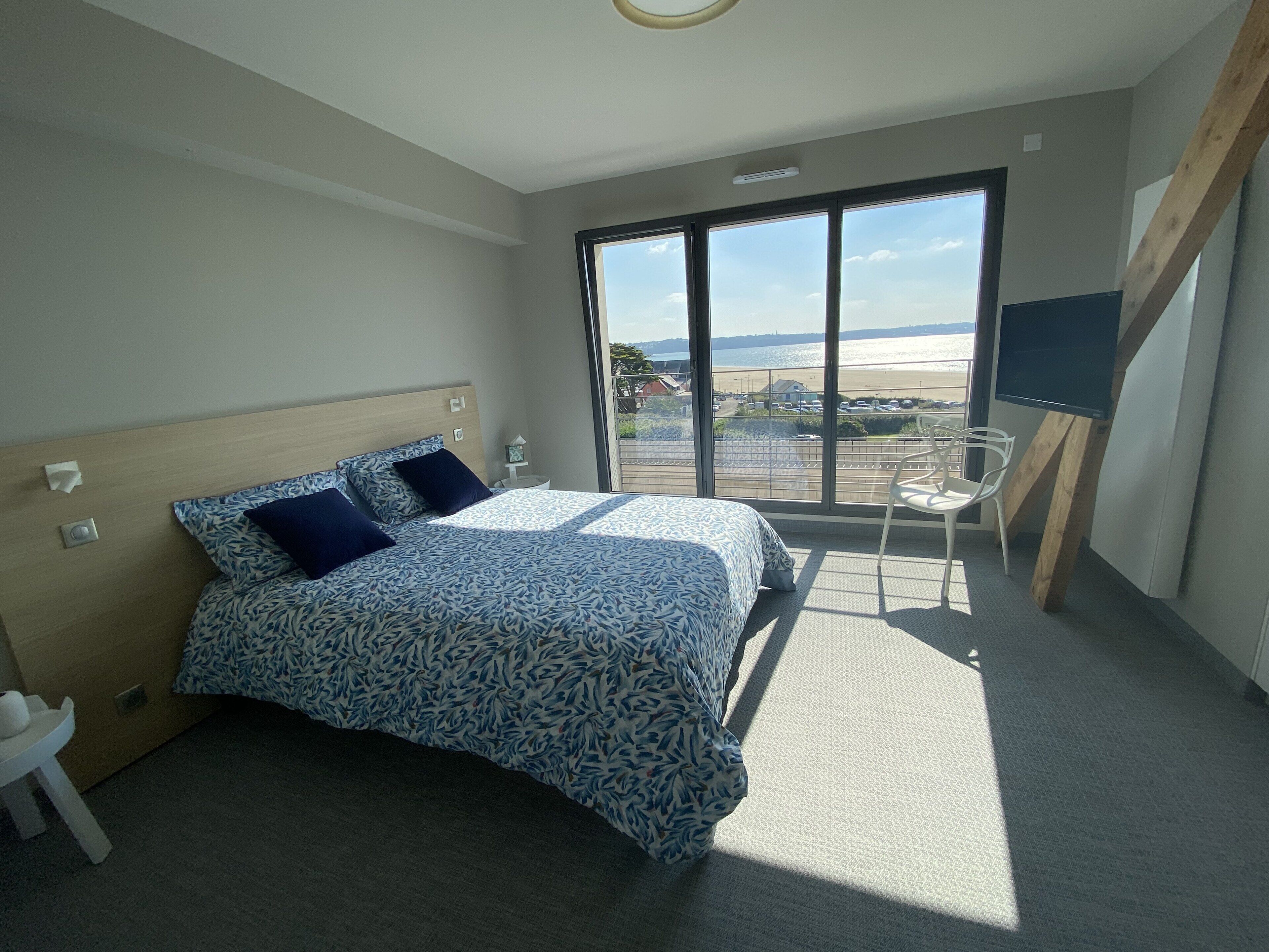 4 makuuhuonetta, silitysrauta/-lauta, vauvan matkasänky, Wi-Fi