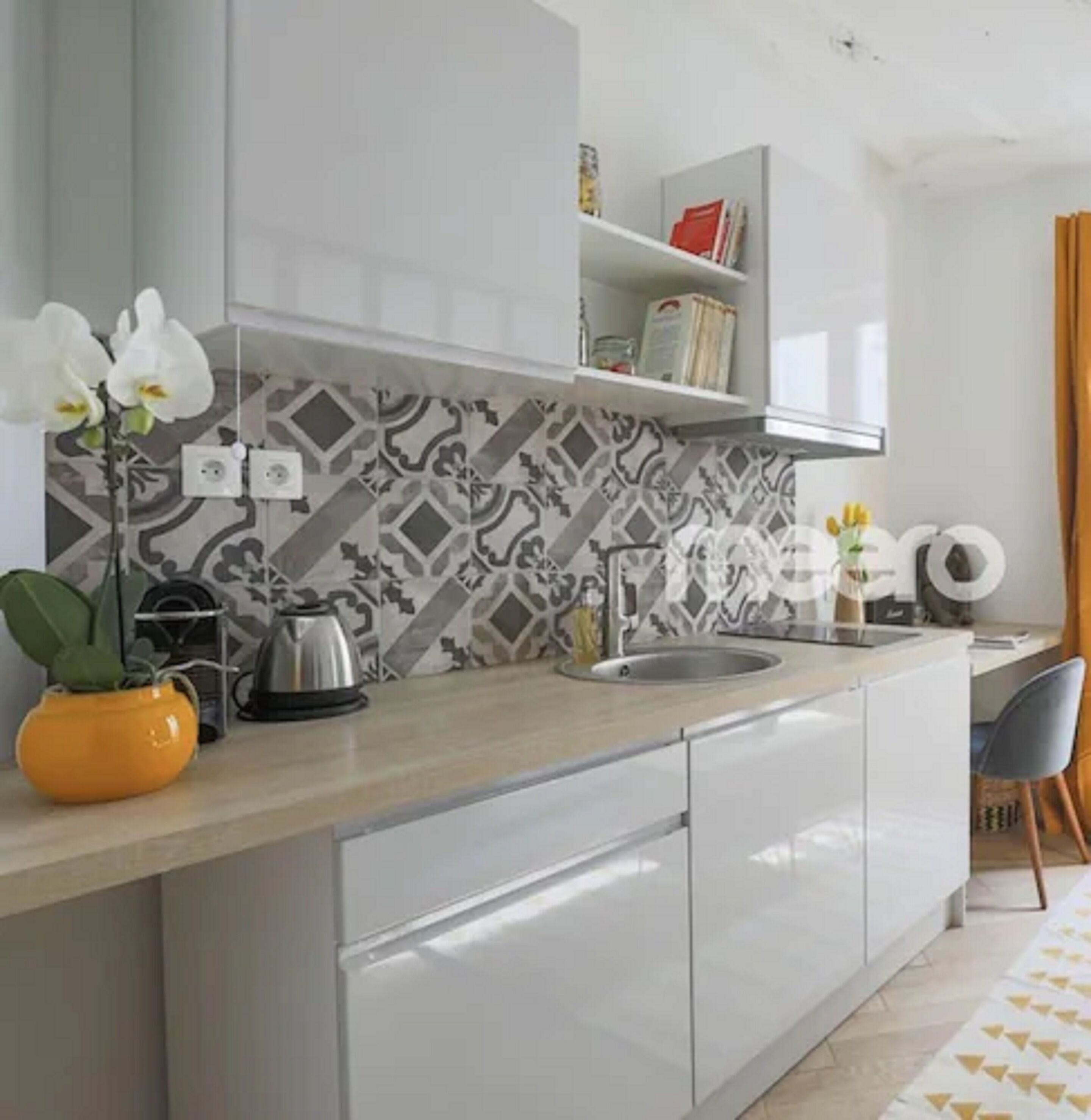 signature studio suite | private kitchen | fridge, microwave, stovetop, espresso maker