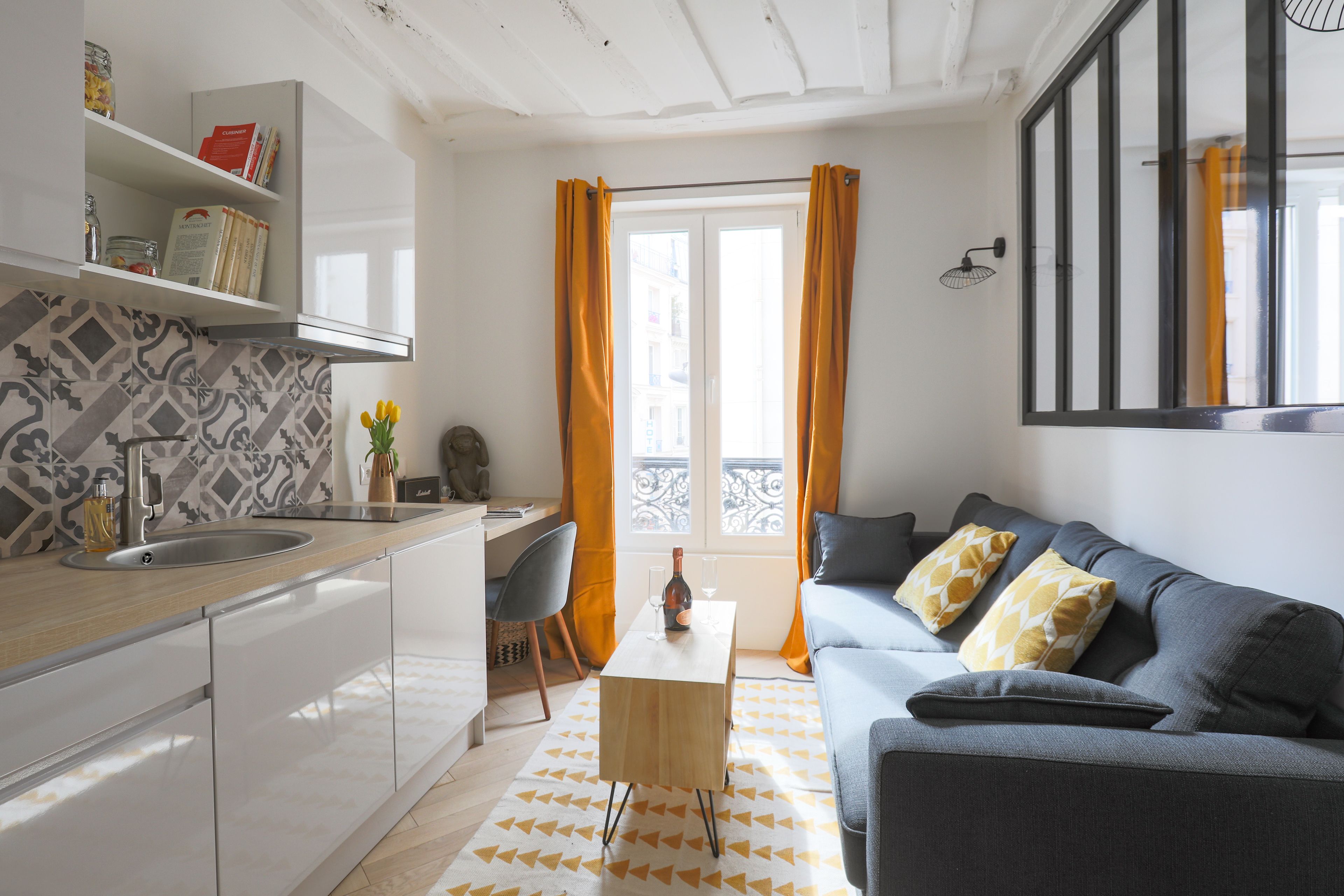 signature quadruple room | living room | flat-screen tv, mp3 dock