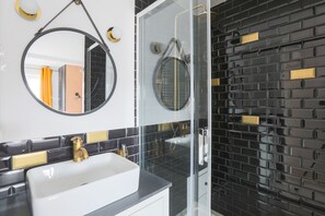 Suíte panorâmica, 2 quartos | Banheiro | Chuveiro, chuveiro com efeito de chuva, produtos de toalete de grife 