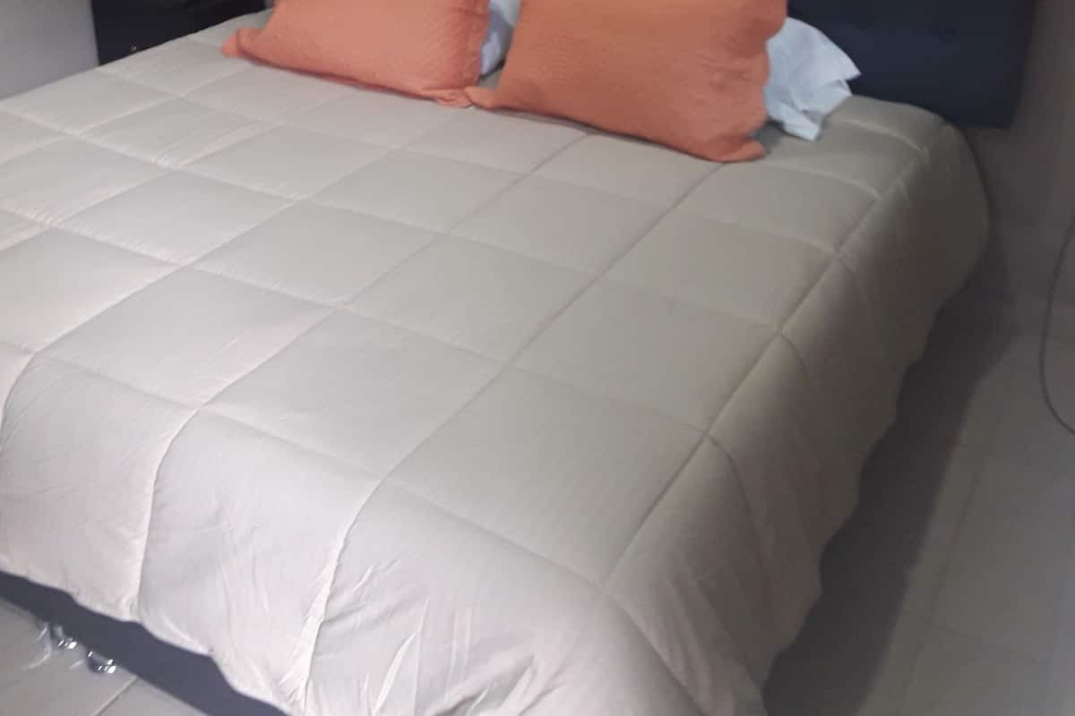 Suite estudio de lujo | Espacio para trabajar con laptop y cortinas blackout 