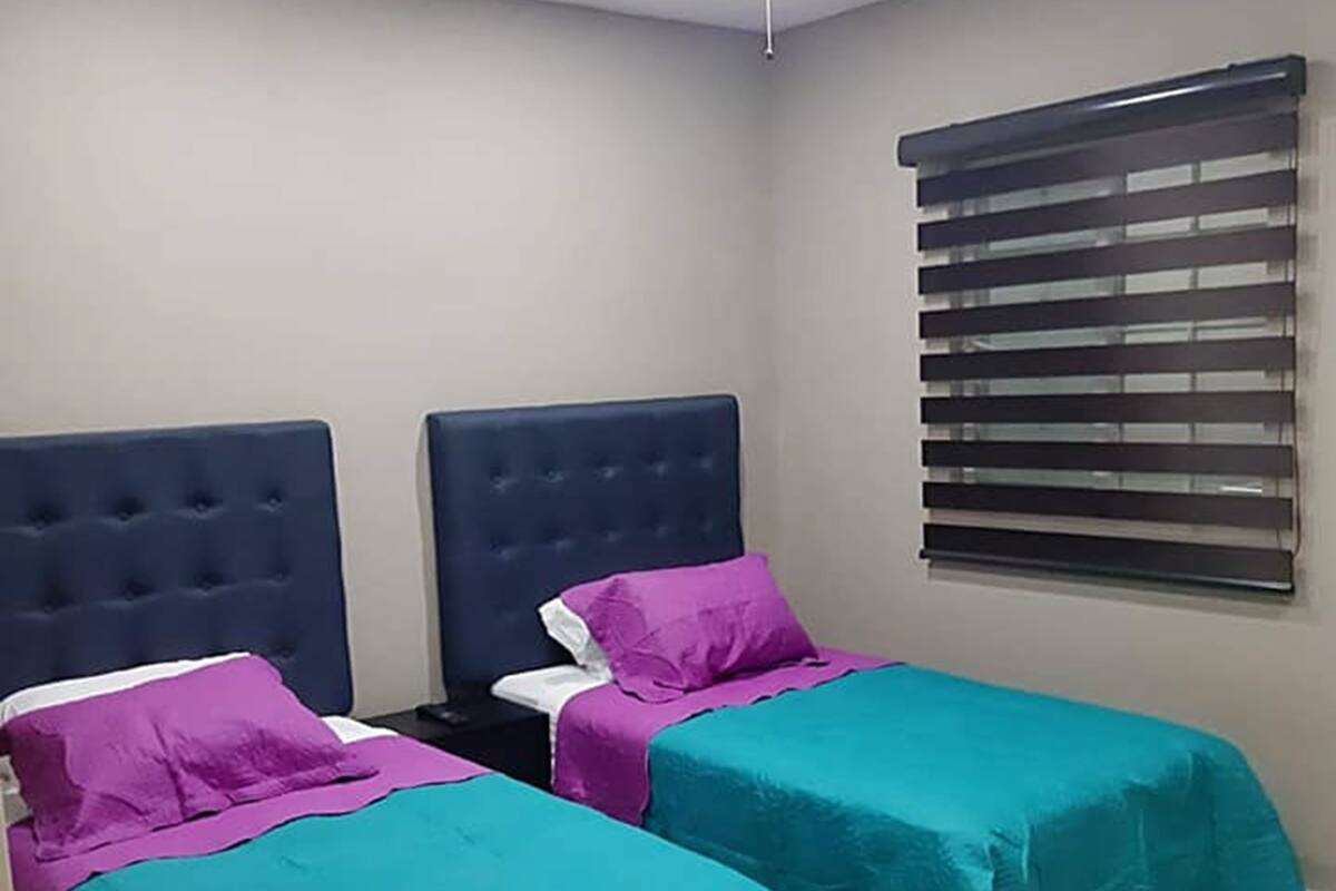 Habitación doble junior de uso individual | Espacio para trabajar con laptop y cortinas blackout 