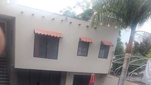 Fachada da propriedade à noite