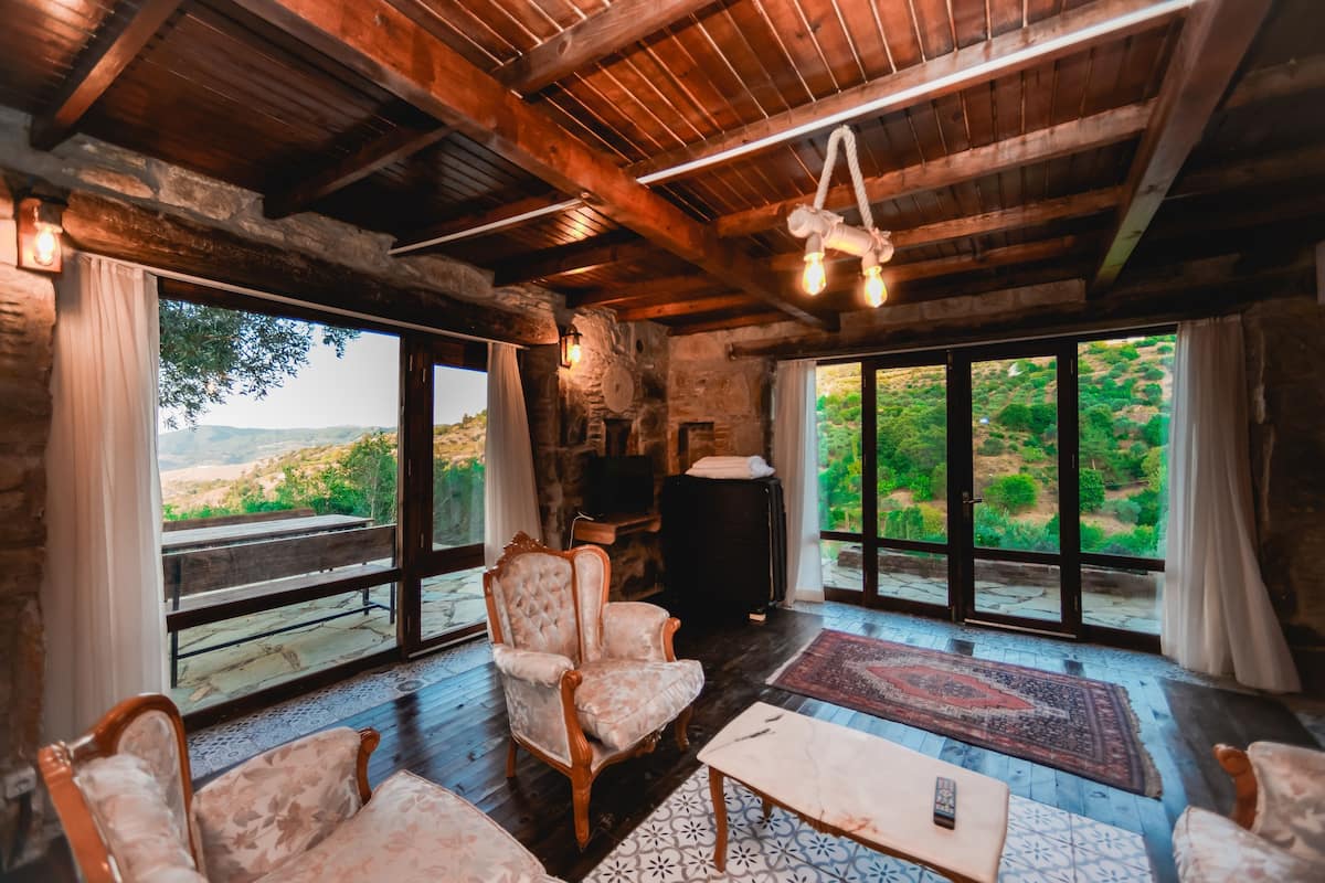 Deluxe Quadruple Room | Living area