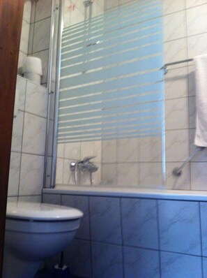 Apartment, 1 Bedroom | Bathroom | Combined shower/bathtub, towels - Ferienwohnungen Kolsdorf A (Braunlage)