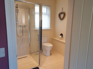 Shower, hair dryer, towels, soap - Swallows Nest, Cottage, Fishing Lakes Nr Cleethorpes, Adults Only Pet Friendly  (Lincolnshire)
