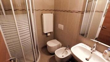 Douche, sĂšche-cheveux, bidet, serviettes fournies