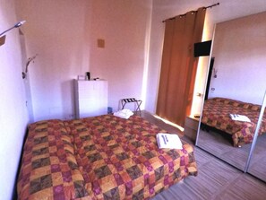 Individually furnished, blackout drapes, soundproofing - Tenuta La Rosa B&B (Campi Bisenzio)