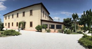 Front of property - Tenuta La Rosa B&B (Campi Bisenzio)