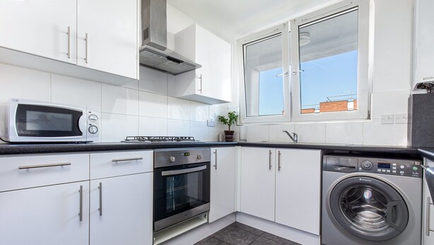 Full-size fridge, microwave, oven, stovetop - Thornaby House (London)