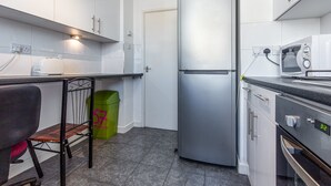 Full-size fridge, microwave, oven, stovetop - Thornaby House (London)