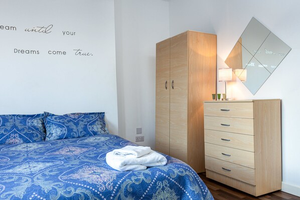 Quarto luxo (1) | Individualmente mobiliados, escrivaninha, Wi-Fi de cortesia