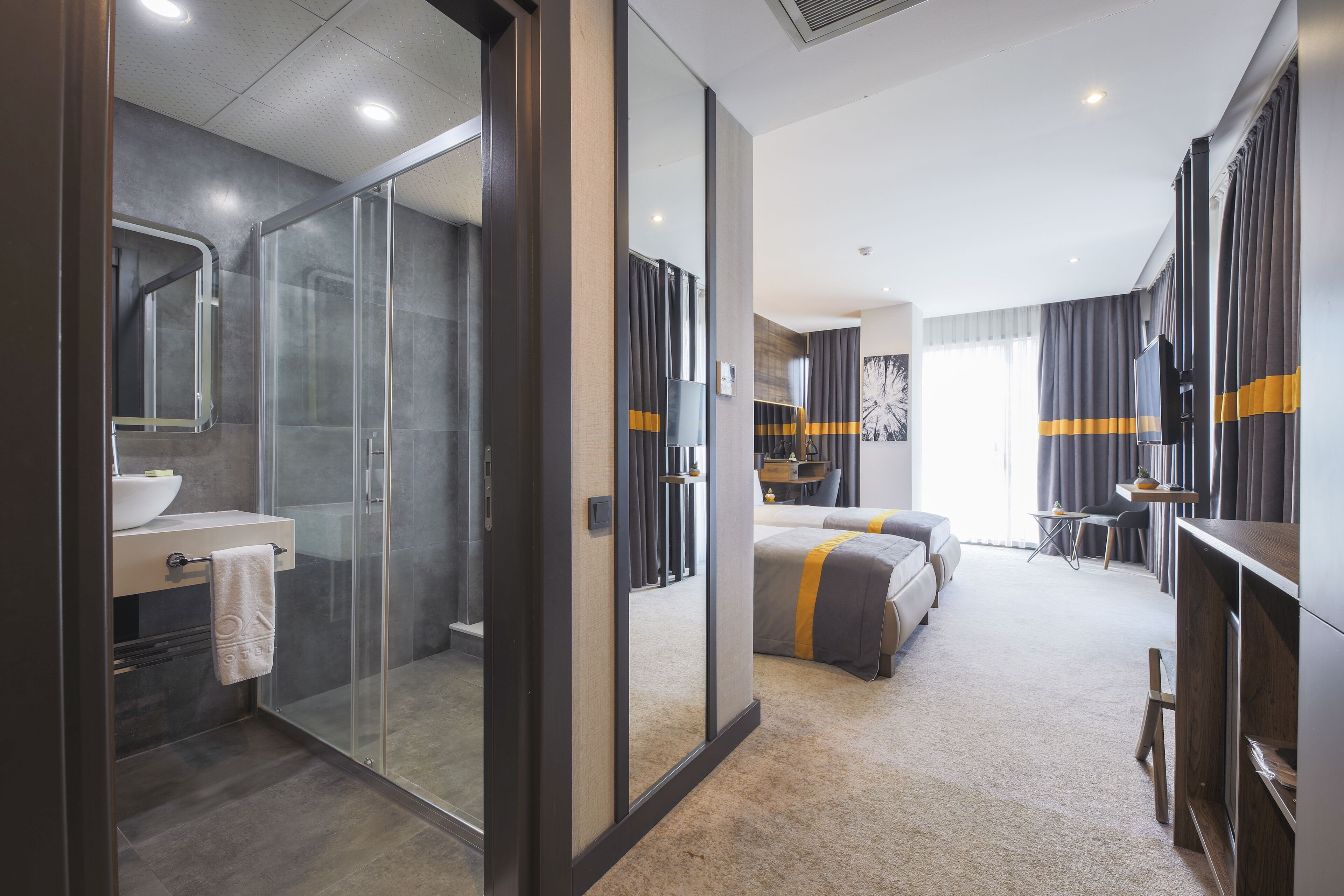 standard twin room | 1 bedroom, in-room safe, desk, blackout curtains