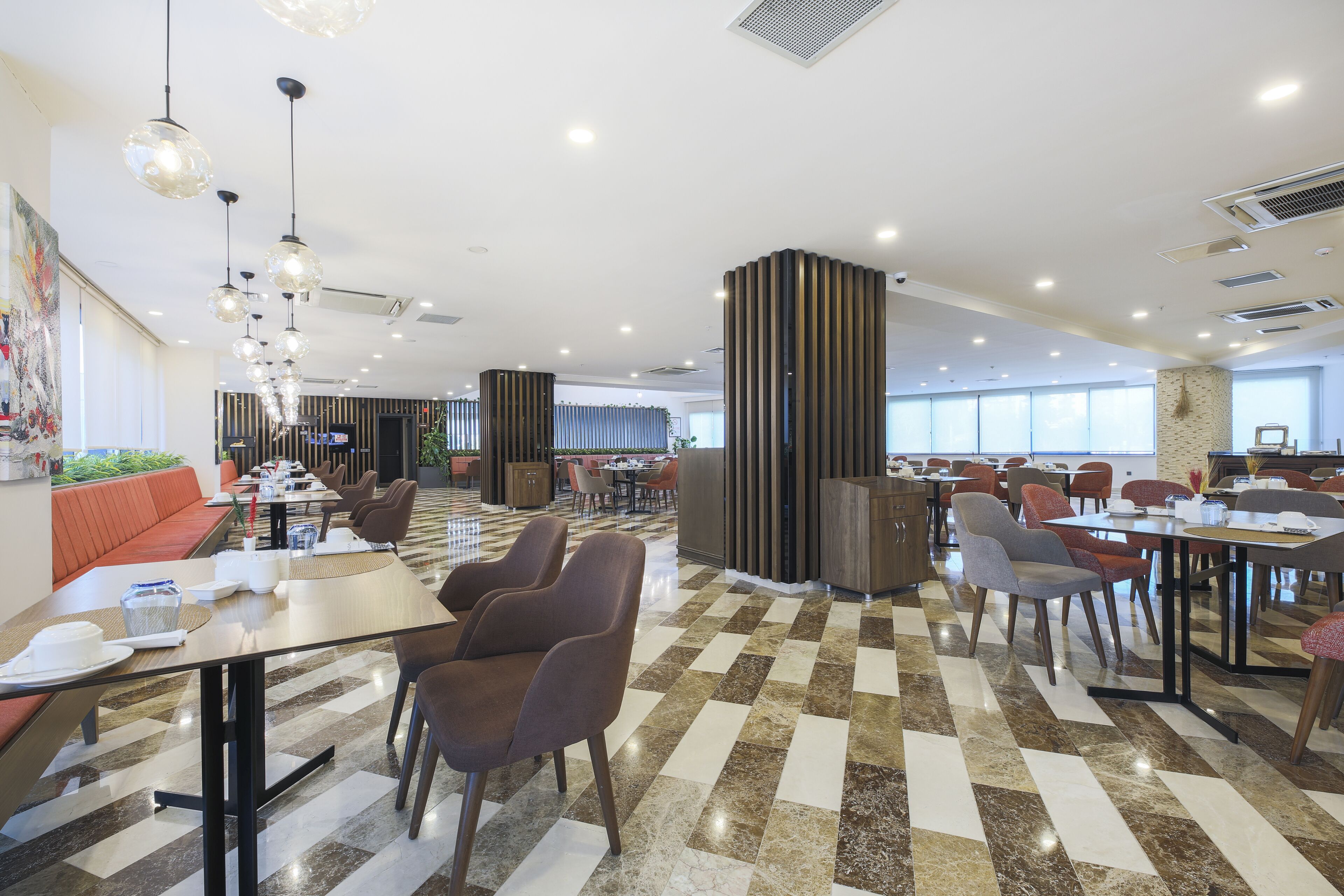 3 restaurants, breakfast served