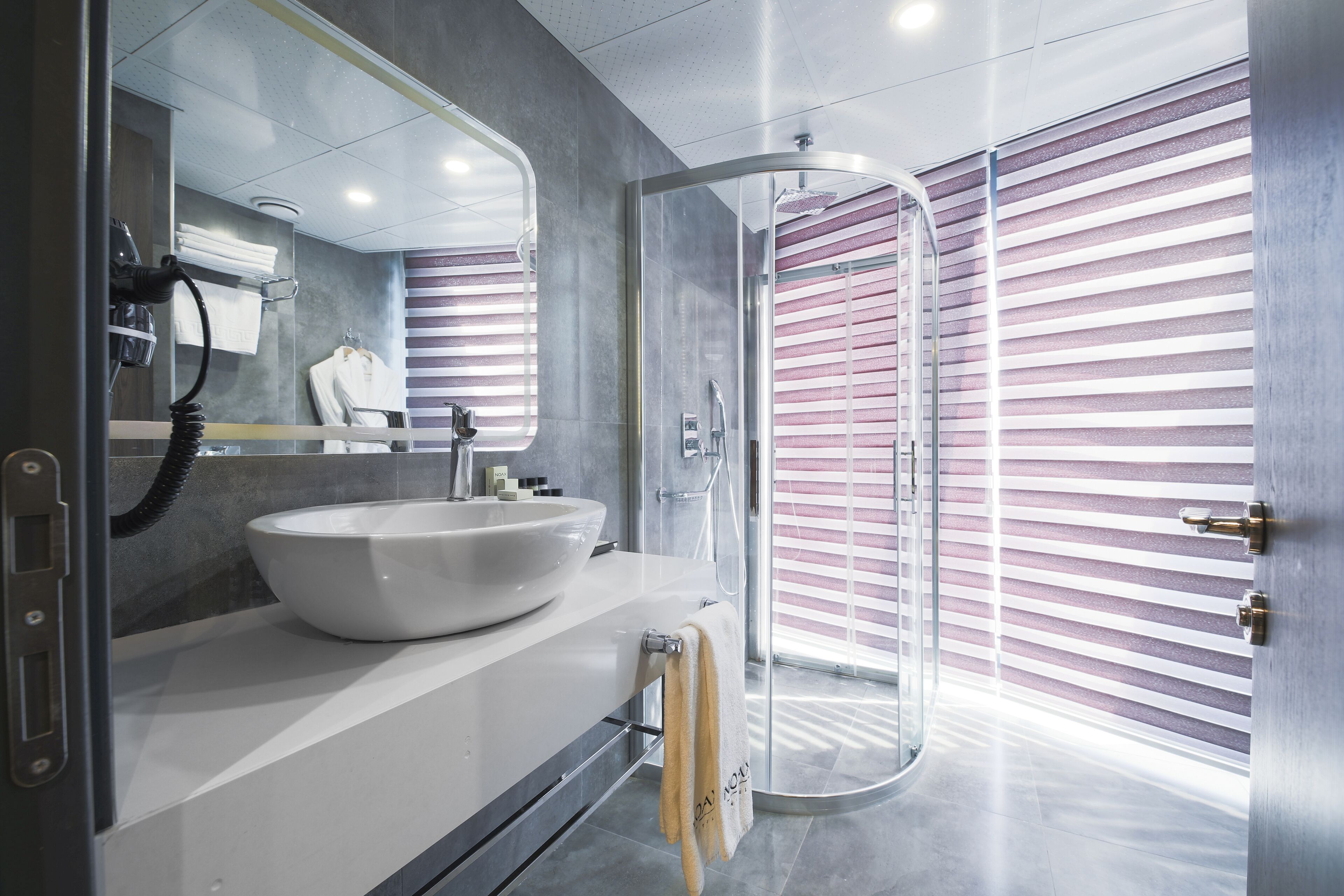 shower, hydromassage showerhead, free toiletries, hair dryer