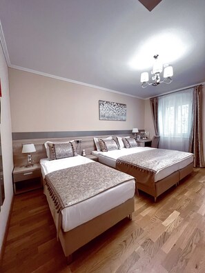 In-room safe, desk, laptop workspace, blackout curtains - Benjamin Hotel (Kastela)