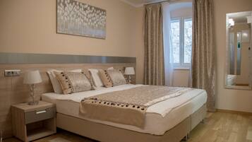 Habitación básica con 1 cama doble o 2 individuales (Run of the House) | Caja fuerte, escritorio, espacio para trabajar con un portátil