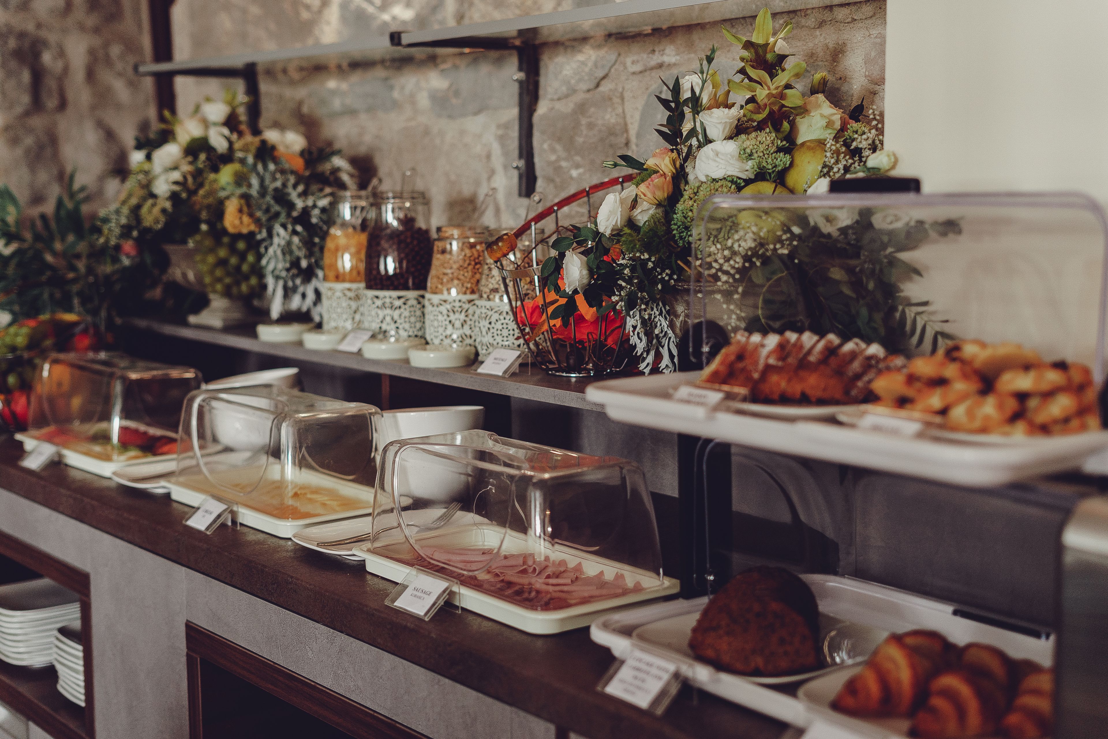 每日供应自助式早餐（每人 EUR 75）