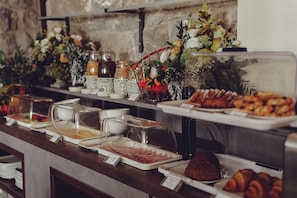 Desayuno buffet (EUR 75 por persona)