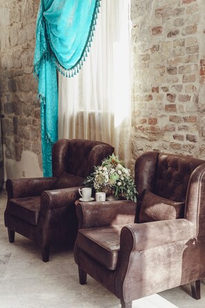 Lobby sitting area - Benjamin Hotel (Kastela)