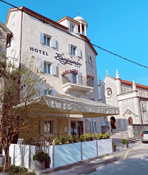 Front of property - Benjamin Hotel (Kastela)